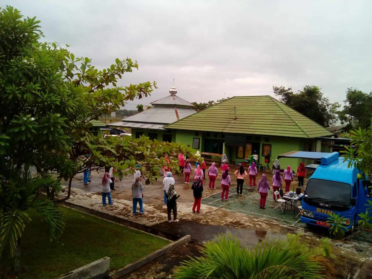 Pegawai BNNK Kuansing senam bersama anggota TNI