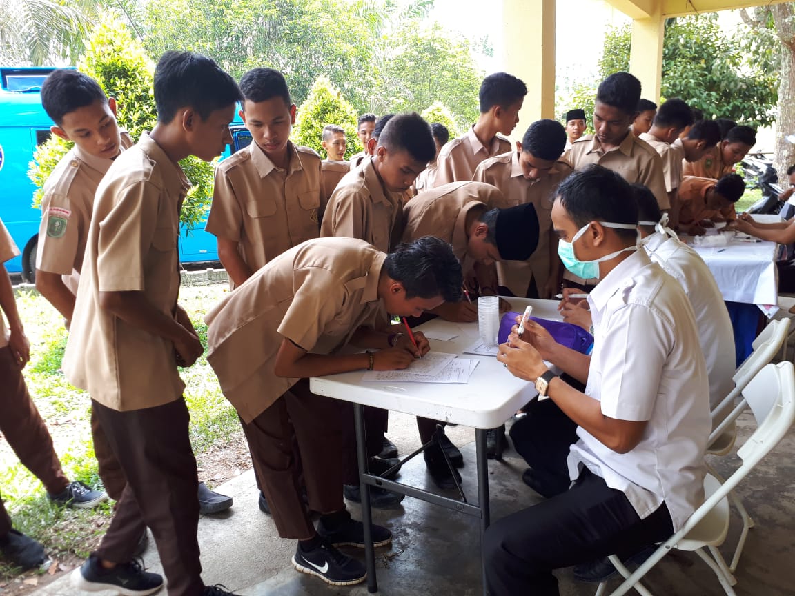 PELAJAR SMAN 1 KUANTAN HILIR DITES URINE OLEH BNNK KUANSING PELAJAR SMAN 1 KUANTAN HILIR DITES URINE OLEH BNNK KUANSING
